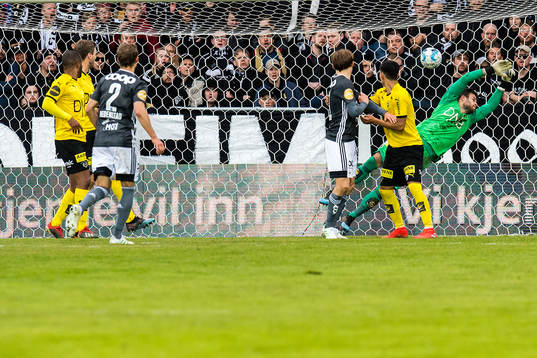 Mike Jensen of Rosenborg scores 1-1  behind Marko Maric