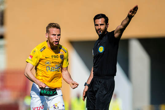 Falkenbergs Tobias Englund reagerar