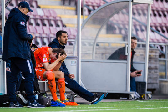 AFC Eskilstunas Adi Nalic deppar på bänken
