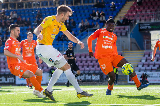 Falkenbergs Tobias Karlsson och AFC Eskilstunas Samuel