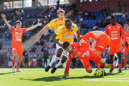 Falkenbergs Tobias Karlsson och Nsima Peter mot AFC