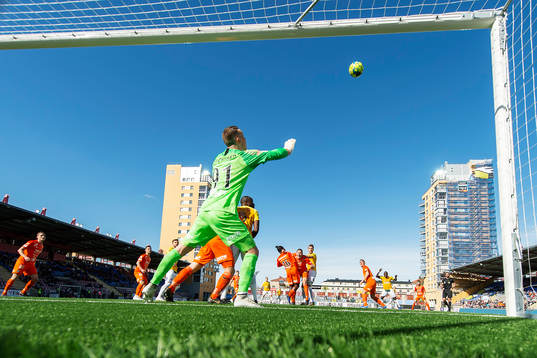 AFC Eskilstunas målvakt Ihor Levchenko sträcker sig