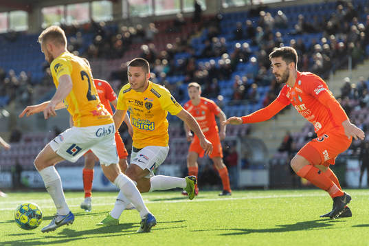 Falkenbergs Edi Sylisufaj och AFC Eskilstunas Jose Leon