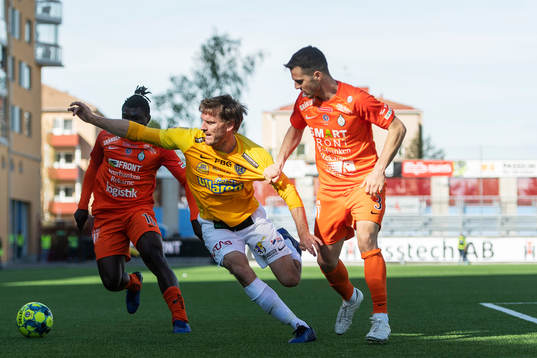 AFC Eskilstunas Samuel Nnamani och Kadir Hodzic mot
