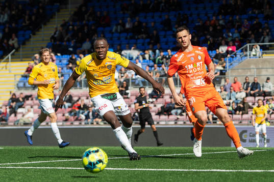 Falkenbergs Nsima Peter och AFC Eskilstunas Kadir Hodzic