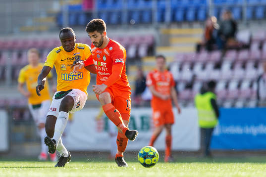 Falkenbergs Nsima Peter och AFC Eskilstunas Jose Leon Bernal