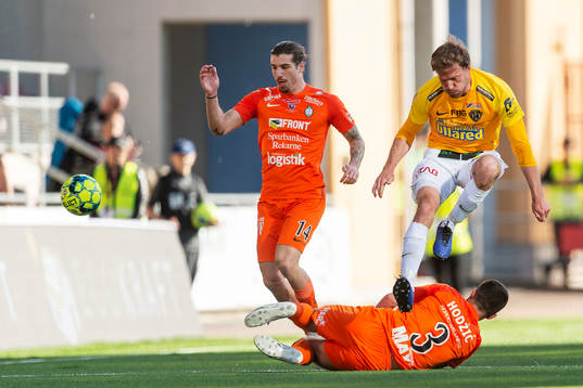 Falkenbergs Karl Söderström mot AFC Eskilstunas Christian