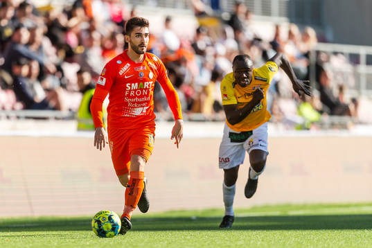 AFC Eskilstunas Jose Leon Bernal och Falkenbergs Nsima Peter
