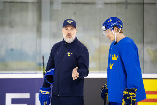 Head coach Rikard Grönborg and Oskar Lindblom of Sweden at