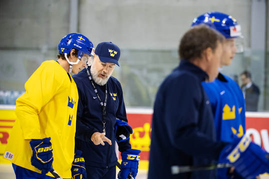 Loui Eriksson and head coach Rikard Grönborg of Sweden at