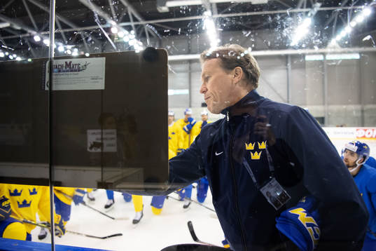 Assistant coach Johan Garpenlöv of Sweden at a practice