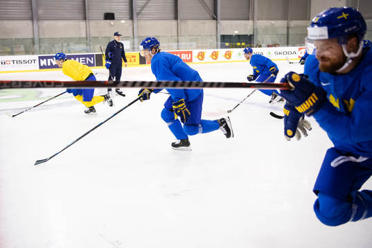 Oskar Lindblom (C) of Sweden at a practice session