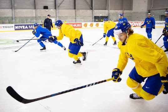 Loui Eriksson (C) of Sweden at a practice session