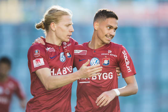 Örgrytes Gustav Ludwigson jublar ihop med Fredrik Zanjanchi