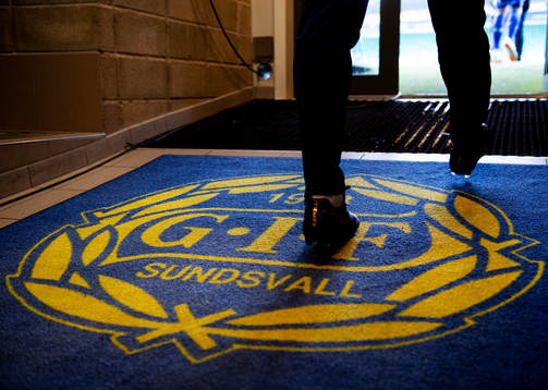 Spelare går in till fotbollsmatchen i Allsvenskan mellan