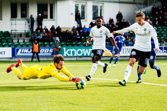 Örebros målvakt Oscar Jansson räddar skott från