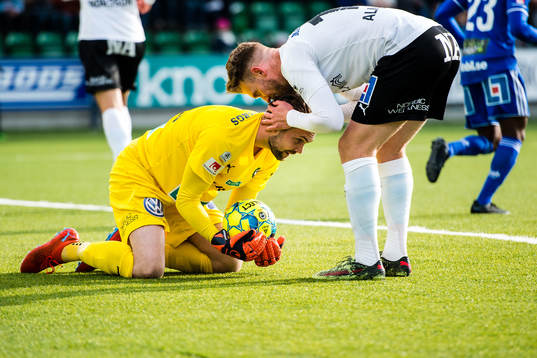 Örebros målvakt Oscar Jansson och  Michael Almebäck