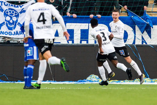 Örebros Jake Larsson jublar
