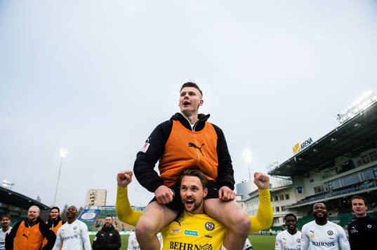 Örebros Jake Larsson och målvakt Oscar Jansson jublar