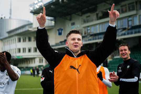 Örebros Jake Larsson jublar