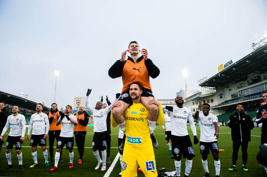 Örebros målvakt Oscar Jansson och Jake Larsson jublar