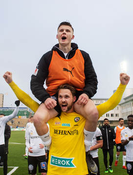 Örebros Jake Larsson och målvakt Oscar Jansson jublar
