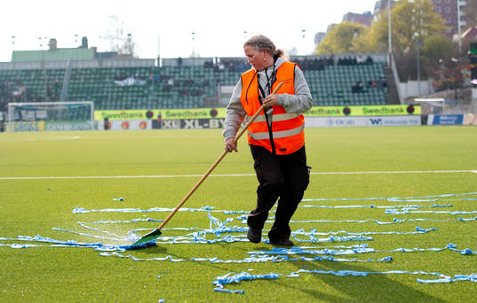 Konfetti städas bort från planen och matchen pausas