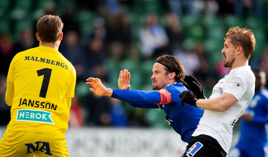 Örebros målvakt Oscar Jansson fångar bollen och