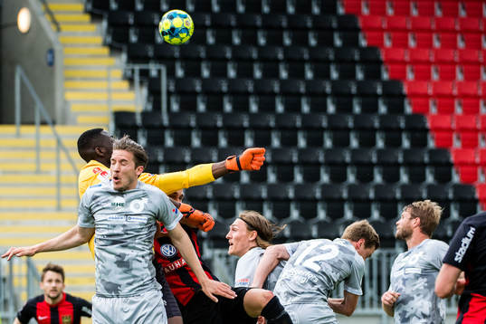 Degerfors Daniel Janevski och Brommapojkarnas målvakt