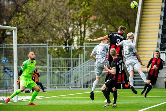 Brommapojkarnas Ali Suljic rensar undan framför målvakt