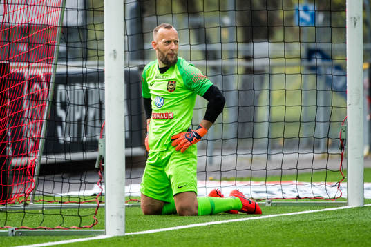 Brommapojkarnas målvakt Benny Lekström deppar