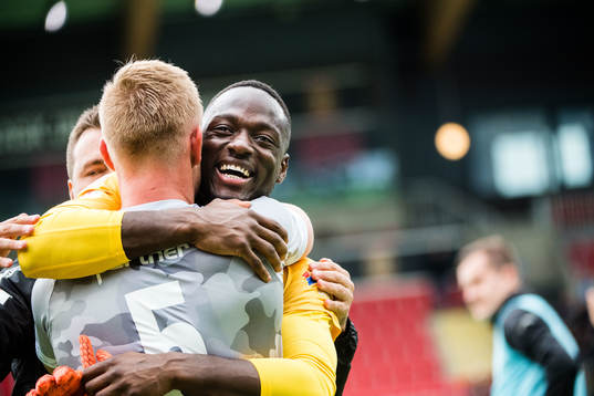 Degerfors målvakt Ismael Diawara jublar