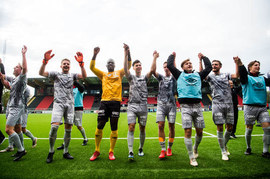 Degerfors spelare jublar