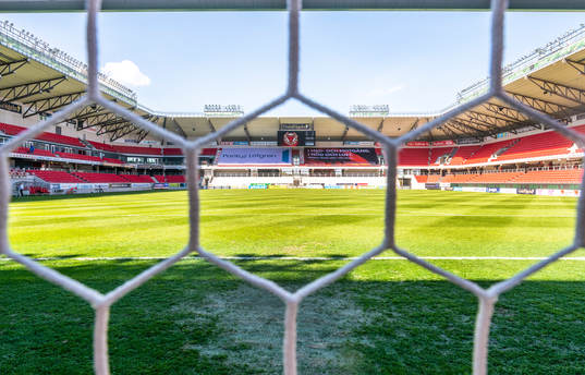 Nätmaskorna på ena målet på Guldfågeln Arena