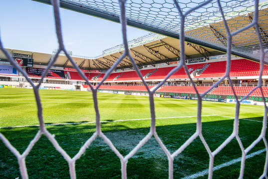 Nätmaskorna på ena målet på Guldfågeln Arena