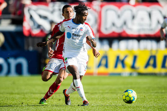 Helsingborgs Mamudu Moro och Kalmars Victor Agardius