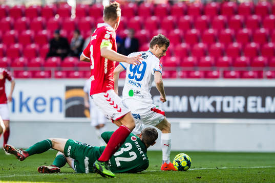 Helsingborgs Andri Bjarnason och Kalmars målvakt Lucas
