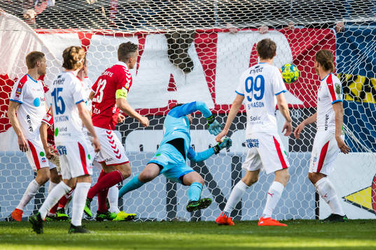 Kalmars Viktor Elm gör mål bakom Helsingborgs målvakt