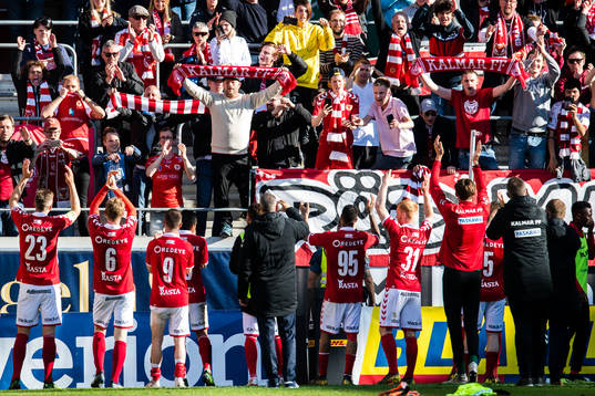 Kalmars spelare jublar framför publiken