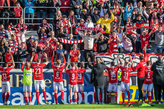 Kalmars Viktor Elm jublar med lagkamrater och supportrar