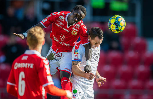 Kalmars Papa Alioune Diouf och Helsingborgs Johan Persson