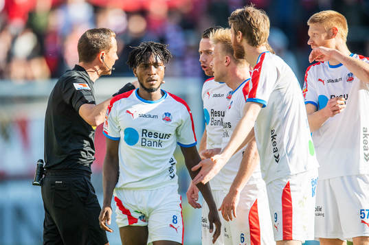 Domaren Andreas Ekberg diskuterar med Helsingborgs Mamudu