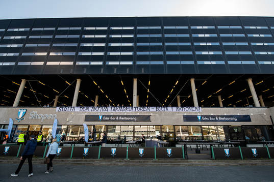 Banderoll på fasaden