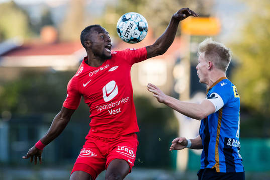 Gilbert Koomson of Brann and Andreas Hanche-Olsen of Stabæk