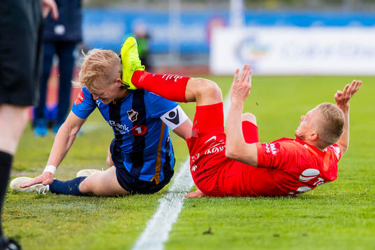 Andreas Hanche-Olsen of Stabæk and Taijo Teniste of Brann
