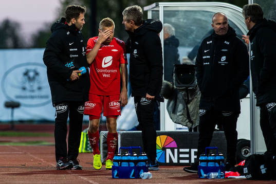 Taijo Teniste of Brann with an injury