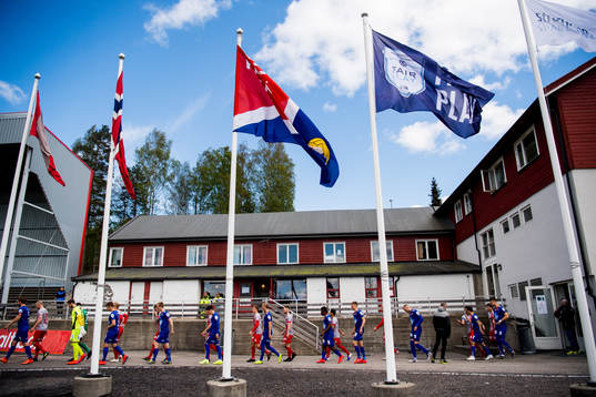 The players enter the pitch