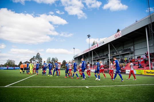 The players enter the pitch