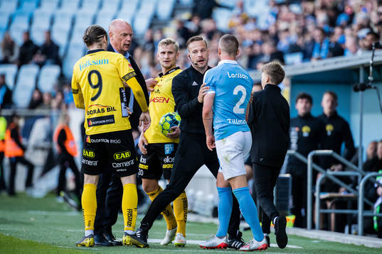 Malmö FFs Eric Larsson och Elfsborgs Simon Strand i dispyt