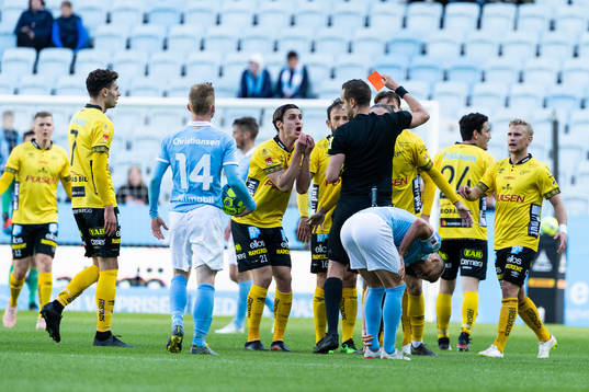 Elfsborgs Simon Olsson (skymd i bild får sin andra varning